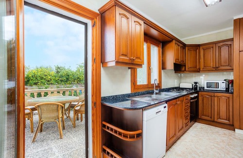 Urbanizacion S'Estanyol House | Holiday Home 'Ca N' Auba' with Private Terrace, Wi-Fi and Air Conditioning