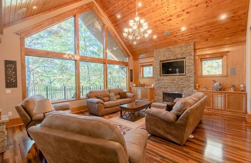 Drasco House | Exquisite Lakefront Home | 5 Bed + 4.5 Bath | Sleeps 14