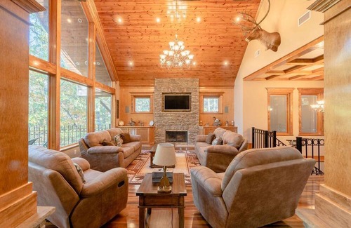 Drasco House | Exquisite Lakefront Home | 5 Bed + 4.5 Bath | Sleeps 14