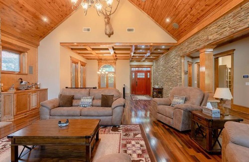 Drasco House | Exquisite Lakefront Home | 5 Bed + 4.5 Bath | Sleeps 14