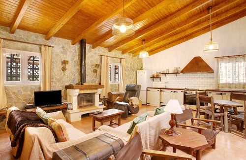 Santa Maria de Guia de Gran Canaria House | Vacation Home 'Casa Del Fuego' with Private Terrace, Private Garden and Wi-Fi