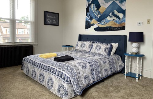 Ross Township Apartment | 12 minutes to downtown Pittsburgh! Cozy 2-bedroom in a quiet neighborhood