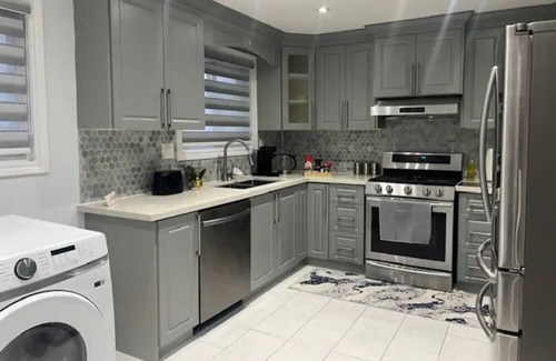 Malton House | 4-6 km, from Toronto Pearson Airport .3 Private Bed Rooms+ Hall Sleep 2 to 8 .