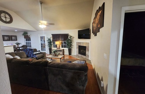 Lowell House | Cozy home with Pool in central NWA