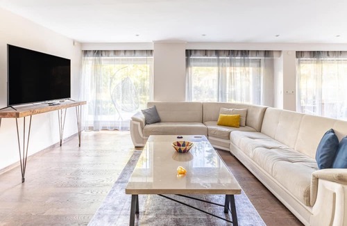 Arnavutkoy Apartment | Flat with Garden 10 min to Bebek Shore