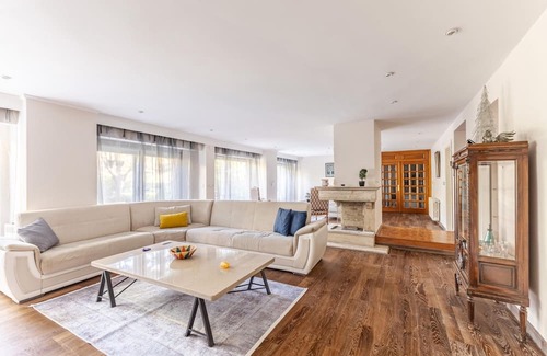 Arnavutkoy Apartment | Flat with Garden 10 min to Bebek Shore