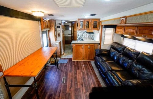 Herod RV Rental | Peaceful pet friendly getaway near Shawnee National Forest / Garden of the Gods.