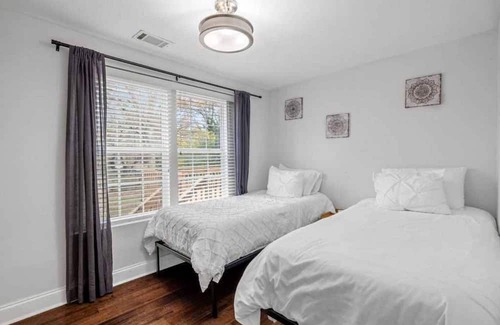 East Lake House | 3B3B/No Steps/Fully Furnished/Fenced Backyard #41976