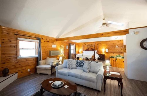 Eureka Springs Cabin | Wisteria Lane 4 Secluded, XL front porch, Spa Tub