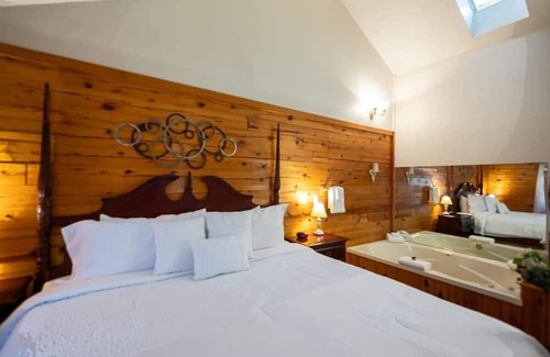 Eureka Springs Cabin | Wisteria Lane 4 Secluded, XL front porch, Spa Tub