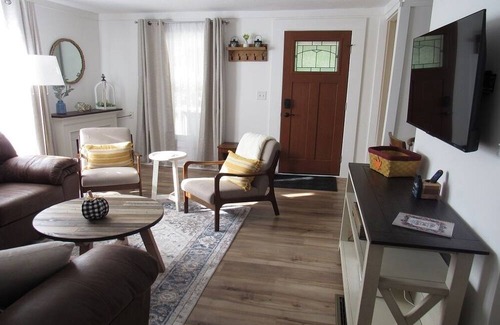 Millersburg Cottage | Leave your worries behind. Come in and get cozy!