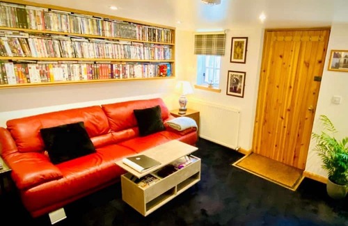 Central Aberdeen Cottage | Unique Converted Coal Shed in Historic Fittie