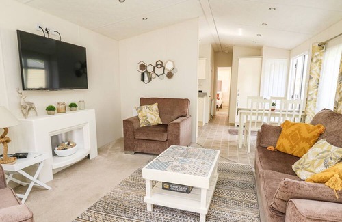 Felinfach Cabin | WOODLAND BREEZE, pet friendly, country holiday cottage in Llanarth