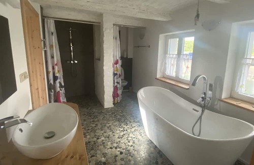 Oberndorf House | Reetdachkate am Deich auf Großem Grundstück