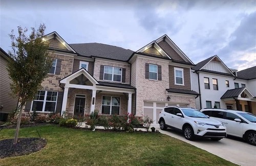 Auburn House | Great room for live and work!