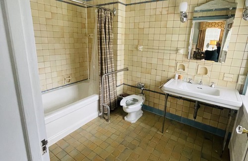 Clemmons Apartment | Reynolds Room 2 double - Non- Smoking- No Pet