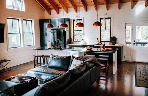 Clayton House | One of a Kind Stunning Lodge for 10 -Walk downtown+pool+hot tub+fire place