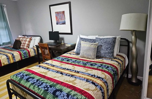 Whitehaven House | Chic Rancher 7BR Compound Near Graceland &Airport