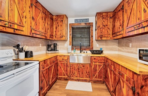 Tallassee Cabin | Becky’s hideaway nestled next to the great smoky mountains national park.