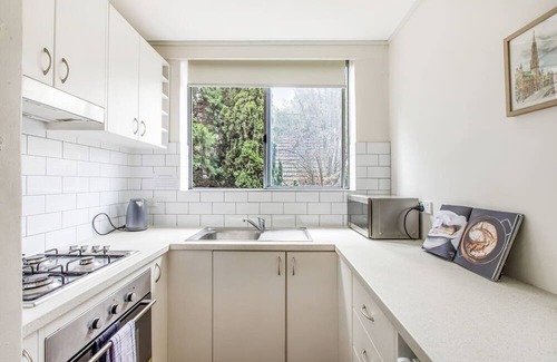 St. Kilda East Apartment | The Leafy LandsdowneA Cosy Poolside Studio