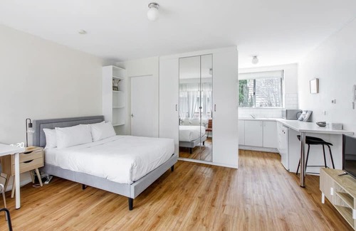 St. Kilda East Apartment | The Leafy LandsdowneA Cosy Poolside Studio