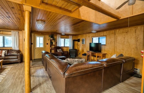 Island Park Cabin | Cozy Bear Cabin | Sleeps 8 | Close to River | 33 miles to YNP