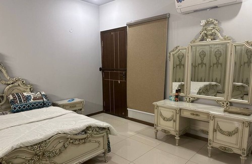 Saddar Town House | Modern Spacious Home in Clifton. Wealthy and safe area! — 5 min from Dolmen Mall