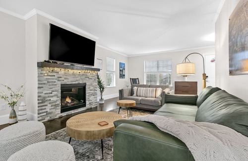 Green Bay House | The Hilltop Hideaway with Hot Tub