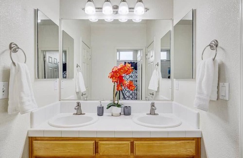 Windsor House | 5BD WineCountry Home w/ HotTub, BBQ, & Billiards