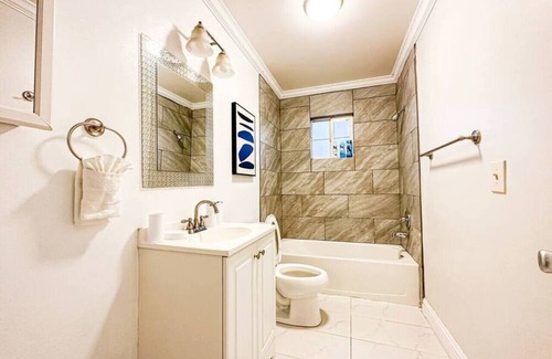 Vernon House | Stylish 4-BR Abode - ROG