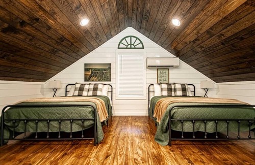 Newnata Cabin | Luxury Lakefront Cabin