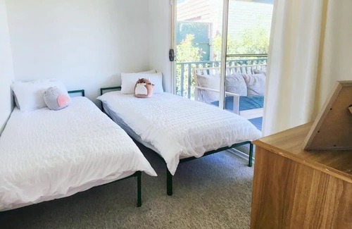 Fishermans Paradise Cottage | "Coco" - sweet coastal cottage in central location that is perfect for families.