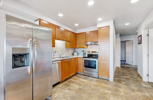 Historic Bayfront Condo | Bay-view condo with indoor pool, hot tubs, gym, crabbing area, & balcony