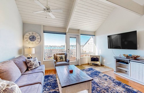 Historic Bayfront Condo | Bay-view condo with indoor pool, hot tubs, gym, crabbing area, & balcony