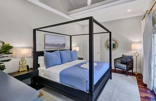 Earlewood House | The Wren | 1BR 2BA Guesthouse