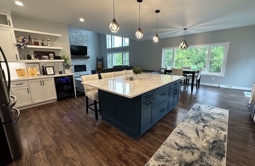 Black Wolf House | 5 Bed 2.5 Bath! Minutes to Seaplane Base! Water access! Perfect for EAA!