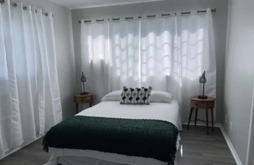 Pacific Heights House | Modern Cozy 2b/1b Island Home away from Home../ Free Parking