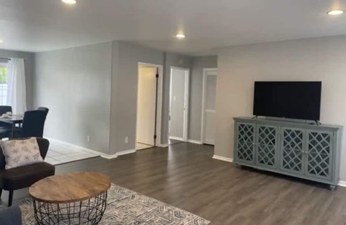 Pacific Heights House | Modern Cozy 2b/1b Island Home away from Home../ Free Parking