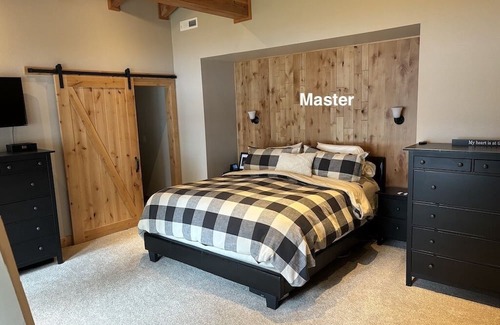 Chester House | Luxury Lake Front Home... West Lake Almanor: Dock, Kayaks, Big Lawn, FUN FOR ALL