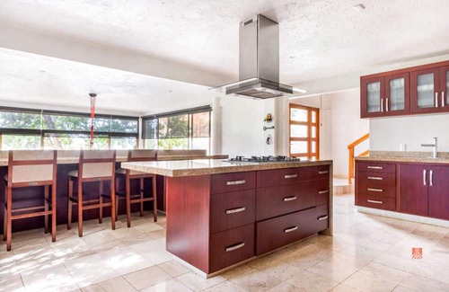 El Santuario Villa | NEW Lakeview Home Heated Pool Whirlpool Tennis