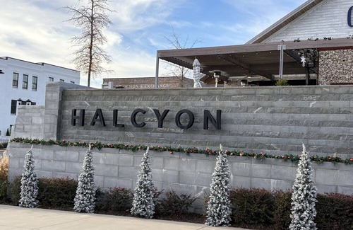 Cumming House | Modern elegance in midst of nature, shopping and entertainment