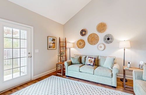 Grovetown House | Peaceful dog-friendly home with open layout, enclosed yard, high ceilings, & W/D