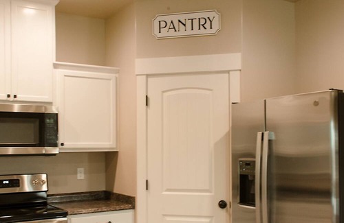 McKinleyville Cottage | Beautiful New Guest House located in Sunny Blue Lake with Hot Tub!