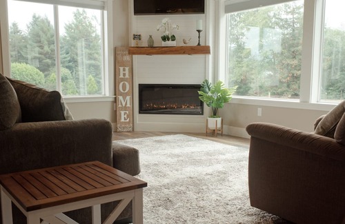 McKinleyville Cottage | Beautiful New Guest House located in Sunny Blue Lake with Hot Tub!