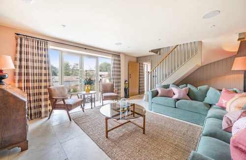 Dorchester House | Beehive - sleeps 6 guests in 3 bedrooms