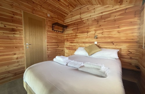 Boston Cabin | Child and Pet Friendly Fishing Cabins on lake side