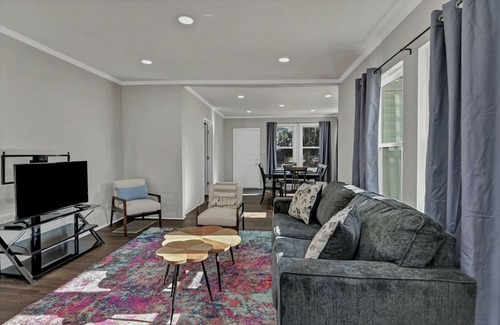 West Columbia Cottage | Cute as a button 3 bedroom 1 bath close USC, Fort Jackson and downtown Columbia