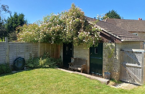 Ningwood Cabin | Little Brook - a cabin that sleeps 2 guests in 1 bedroom