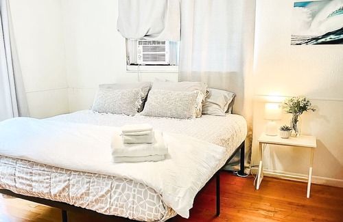 Punaluu House | >NEW< Reefside Retreat, Steps from Beach, Sea View