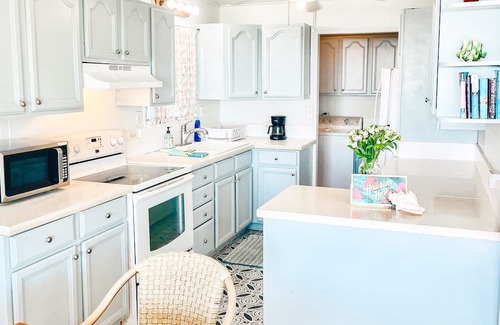 Punaluu House | >NEW< Reefside Retreat, Steps from Beach, Sea View